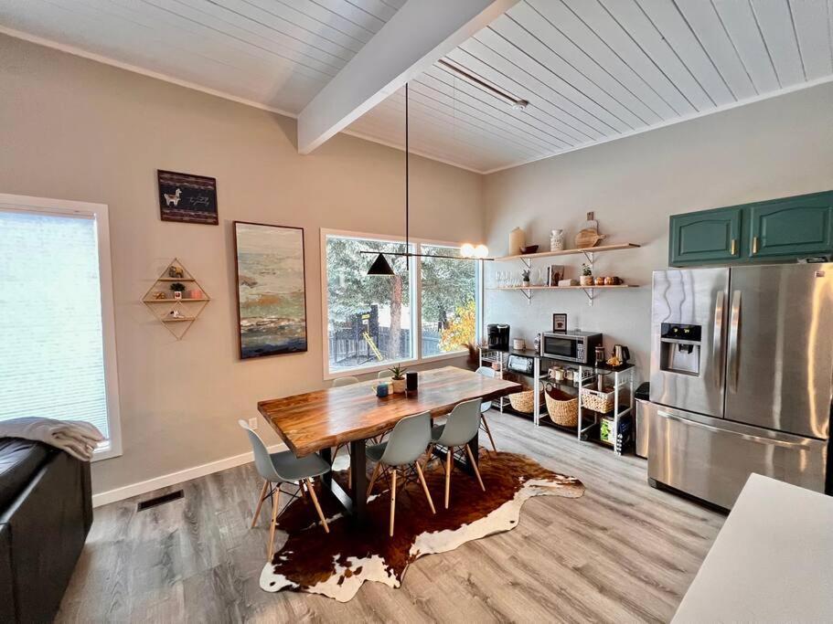 Mid Century Modern Montana Dream Home بوتي المظهر الخارجي الصورة