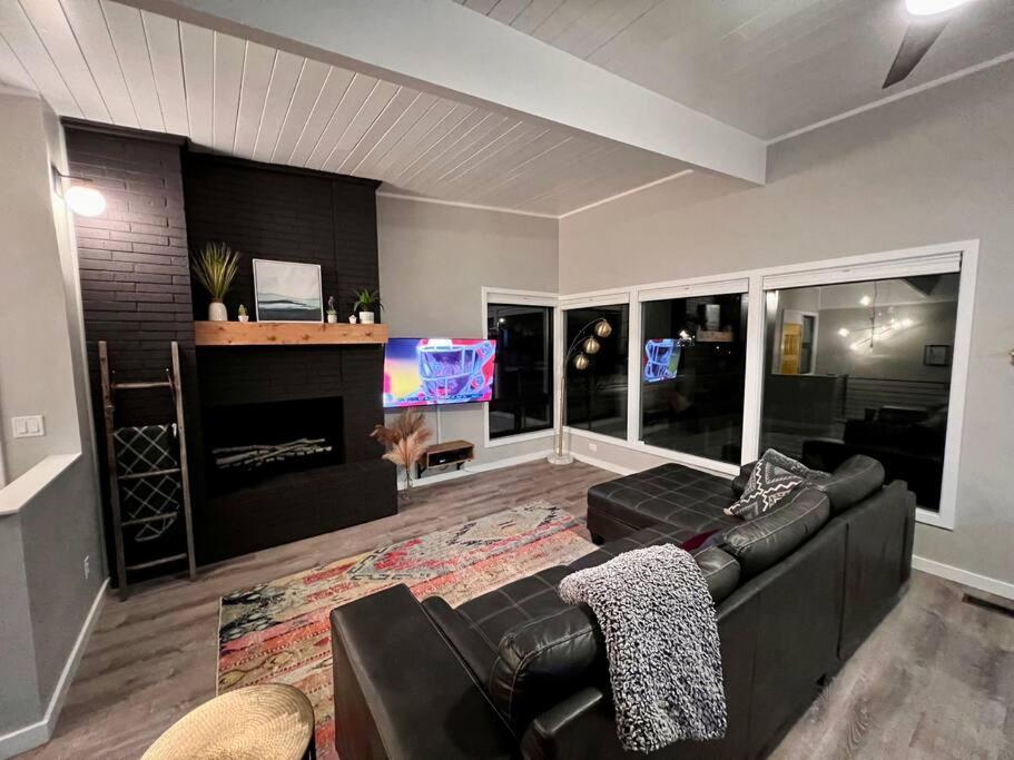 Mid Century Modern Montana Dream Home بوتي المظهر الخارجي الصورة