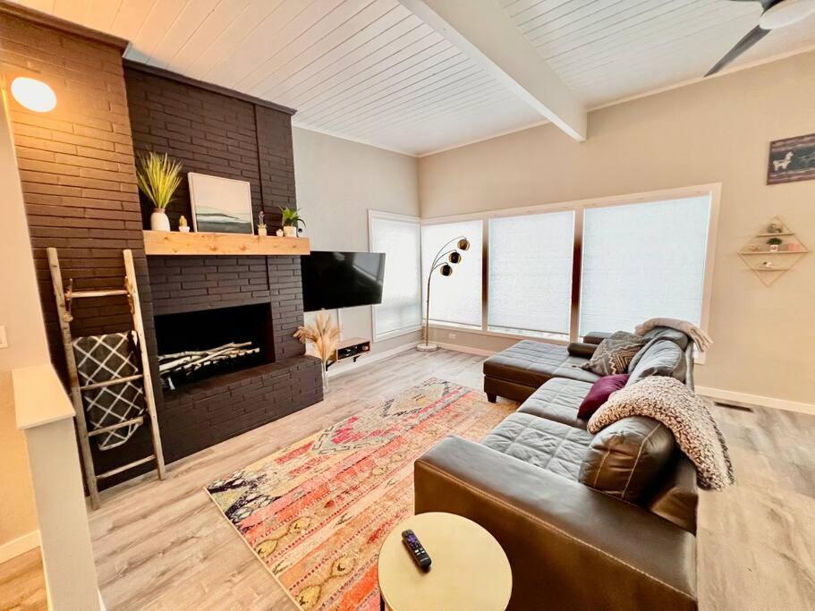 Mid Century Modern Montana Dream Home بوتي المظهر الخارجي الصورة